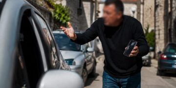 TRI ŽENE, ISTI SCENARIJ “Tražio je 200 eura nakon što se bacio na auto”, policija poziva građane