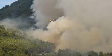 Zbog požara na Korčuli u pripravnost su vatrogasci Grada Zagreba i okolnih županija