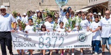Stradunom u tišini: Dubrovnik Mimohodom sjećanja odao počast žrtvama genocida u Srebrenici