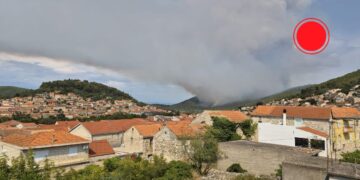 [UŽIVO/FOTO ] VELIKI POŽAR NA KORČULI vatra prijeti kućama, svi su na nogama