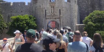 [VIDEO] More turista s Pila prelijeva se na Stradun, počela je sezona, ali vrhunci tek slijede