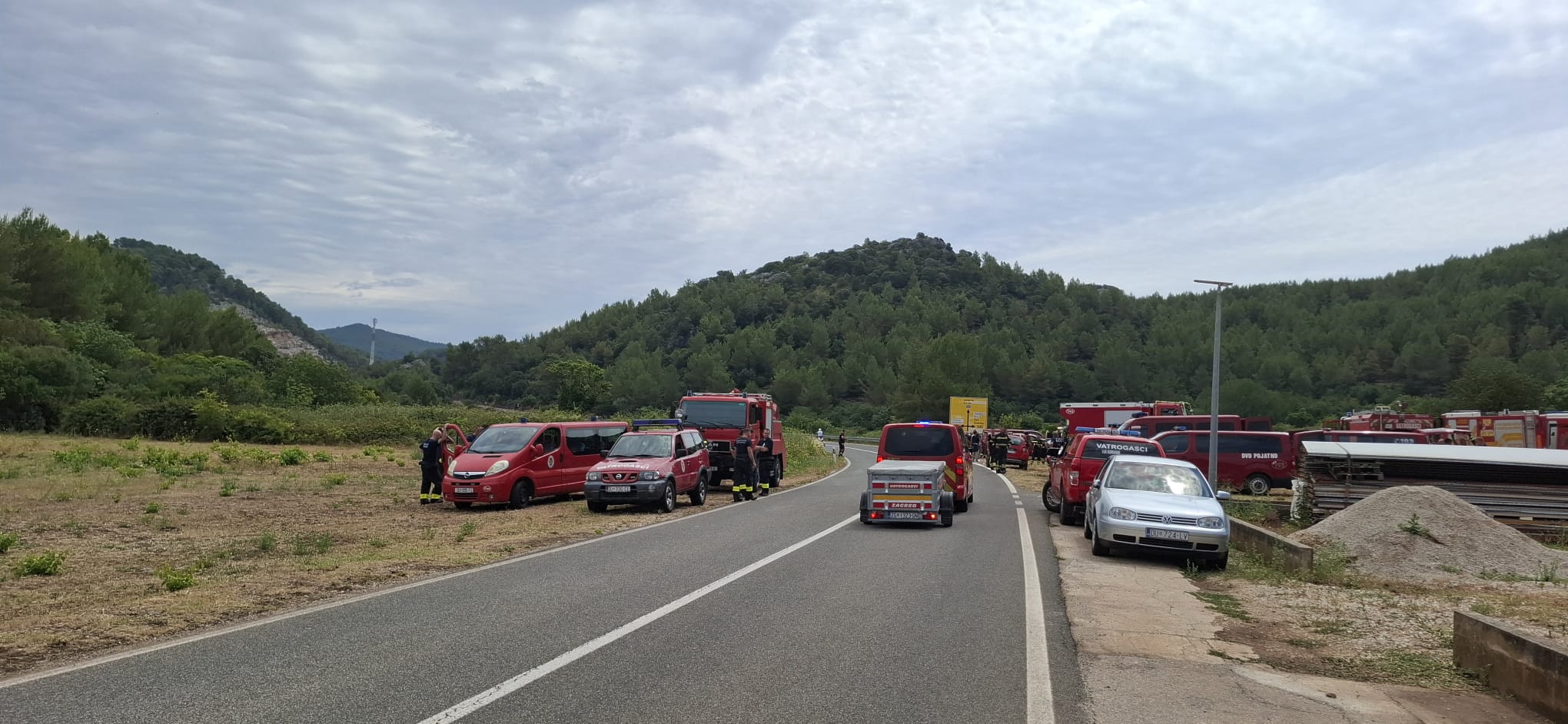 Požar na Korčuli i dalje aktivan, na terenu ostaje stotinjak vatrogasaca