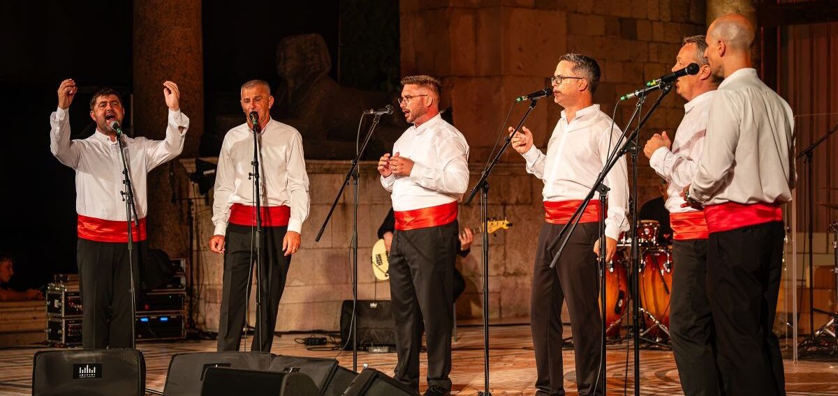 RAZBIJENO VJETROBRANSKO STAKLO: Klapa Cambi slavi 40 godina, a Stradun za njih čuva posebne uspomene