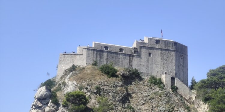 Jedan od najljepših pogleda u Dubrovniku i dalje osvaja – park Pile nudi predah uz pogled na Lovrjenac