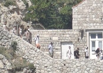 [VIDEO] Ma kakvo sunce i vrućina, brojni posjetitelji penju se na Lovrjenac, to je pogled svih pogleda