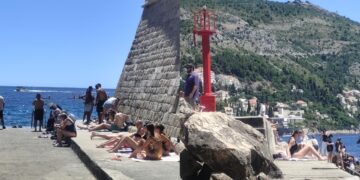 Bura nije otjerala kupače s Porporele, osvježenje pronašli u moru i gusarskom kafiću