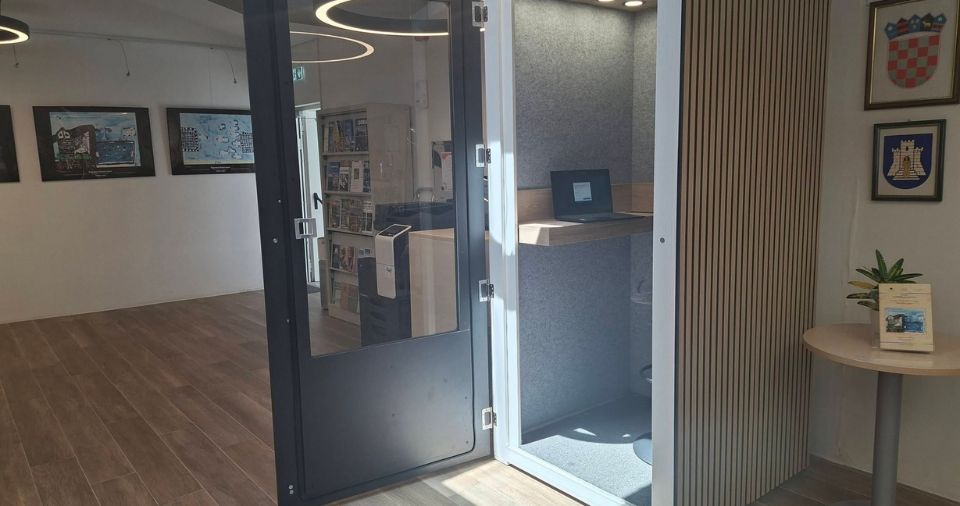 NIJE PANIC ROOM Nije ni telefonska govornica, već nova atrakcija i usluga knjižnice!