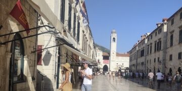 NESTVARAN MIR Stradun usred sezone: Turista ima, ali gužve kao da su nestale. Možda su stigli samo – tiši gosti?