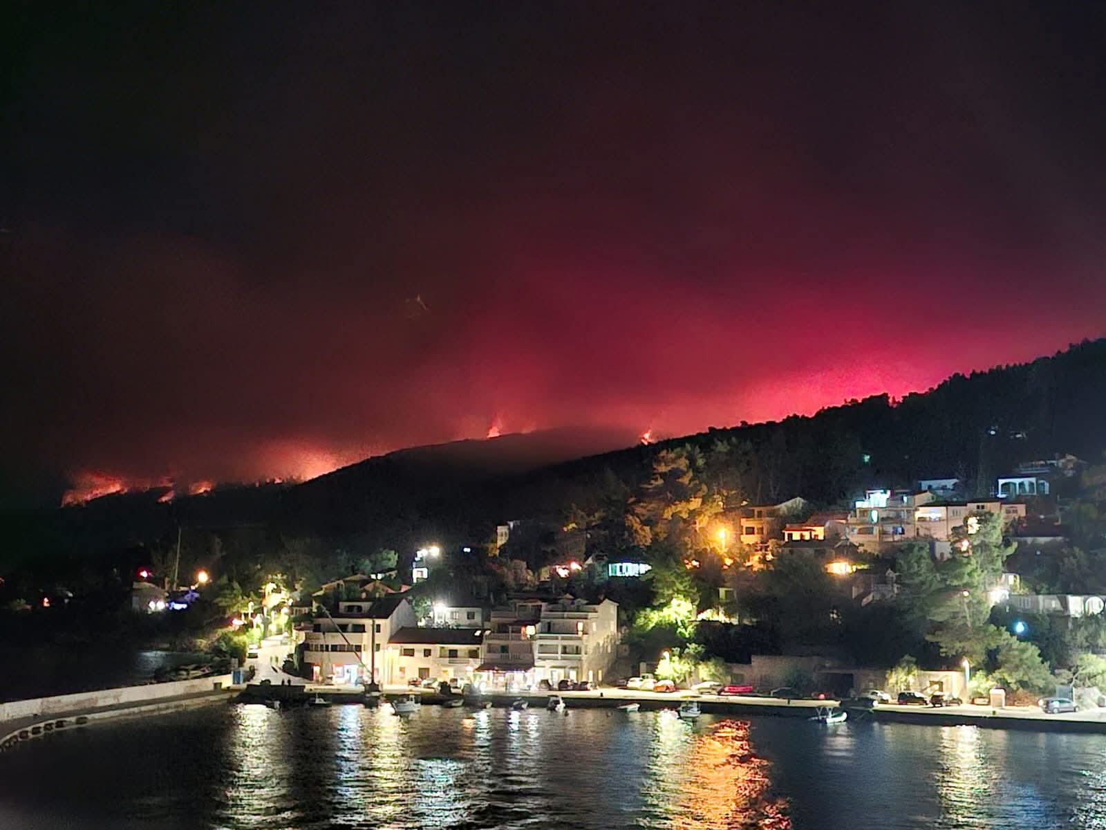 POŽAR NADOMAK PRIGRADICE Zapovjednik DVD-a Smokvica: „Ujutro dolazi još 70 vatrogasaca“