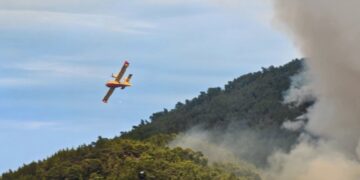 [UŽIVO/FOTO ] VELIKI POŽAR NA KORČULI vatra prijeti kućama, gase ga četiri kanadera