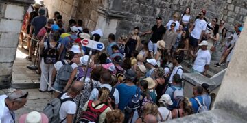 KAKO DO RAVNOTEŽE Sasvim običan dan u gradu, samo se pitamo hoće li svi ovi turisti stati u njega