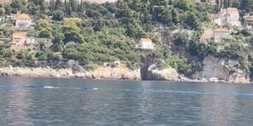 [VIDEO] More kao da je netko prerezao: Neobičan prizor kod Dubrovnika privukao poglede