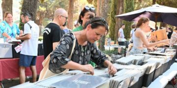 Vinil ponovno osvaja mlađe generacije: Uvala Lapad postaje okupljalište ljubitelja gramofonskih ploča