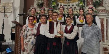 Klapa Škatulica s Grude osvojila publiku na festivalu “Klape Gospi Sinjskoj”