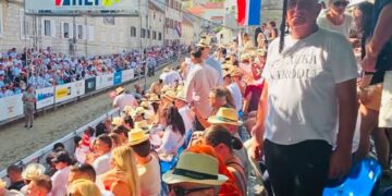 VIDEO: Gradonačelnik na Sinjskoj alci iz ekscesa u eksces.  Pogledajte sto su uhvatile kamere.