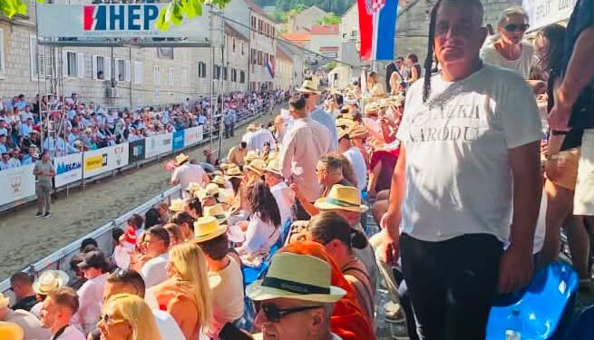 VIDEO: Gradonačelnik na Sinjskoj alci iz ekscesa u eksces.  Pogledajte sto su uhvatile kamere.