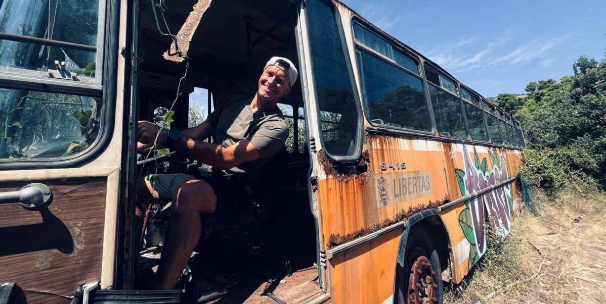 Ivica Kostelić uz autobus usred mljetskog zelenila: Iza neobičnog prizora krije se priča stara desetljećima