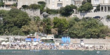 SLIKA NE LAŽE Pogled s mora otkrio prizor vrhunca sezone: Plaža Banje puna kupača