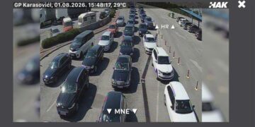 [VIDEO] Kilometarske kolone prema Crnoj gori i sati čekanja na granici, strpljivo