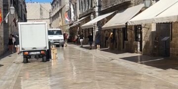 Stradun u 10 ujutro: pogledaj lijevo, pogledaj desno – stiže dostava!