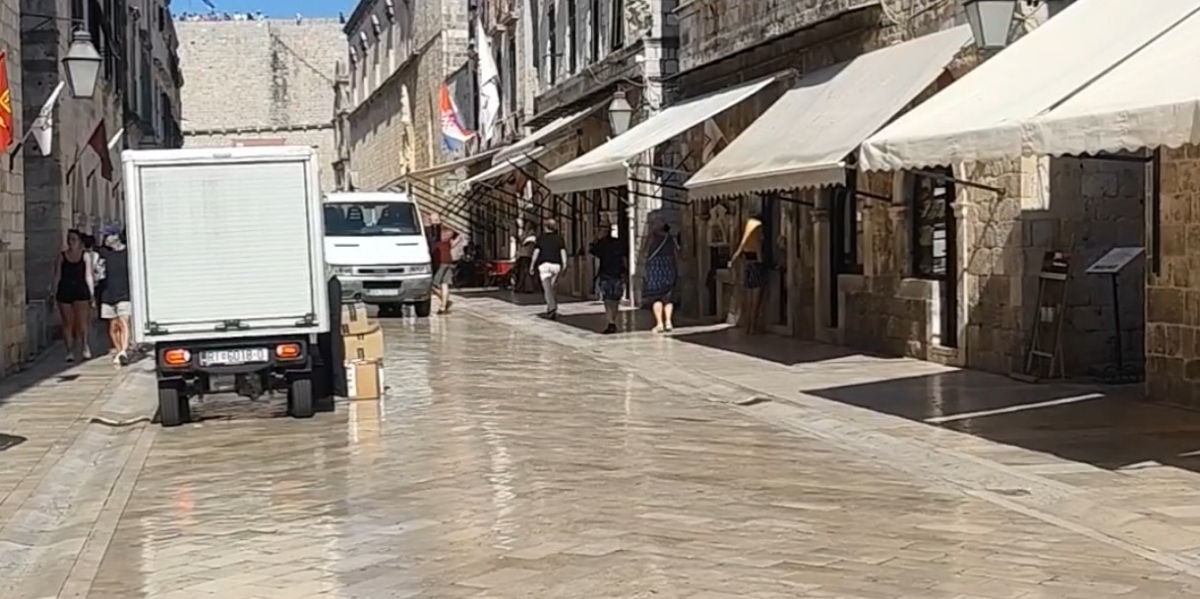 Stradun u 10 ujutro: pogledaj lijevo, pogledaj desno – stiže dostava!