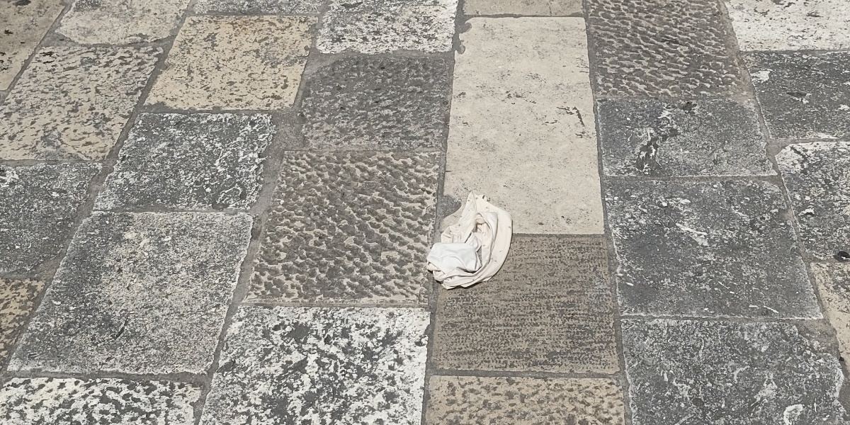 IZGUBILI STE DONJI DIO KUPAĆEG? Ne brinite, na sred Straduna je!