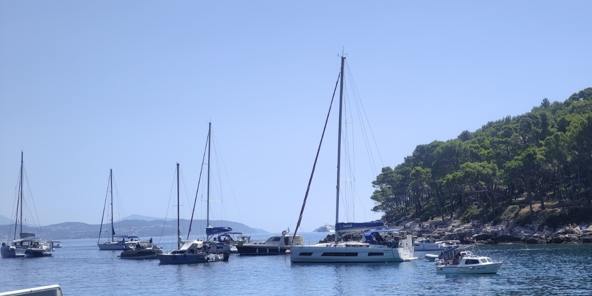 Nautičari okupirali akvatorij kod Lokruma, a zbog idealno toplog mora mnogi nisu htjeli izaći iz njega