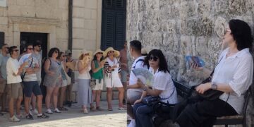 DUBROVNIK NA PREKO 30 STUPNJEVA: Danas bez lepeze ili ručnog ventilatora – nigdje!