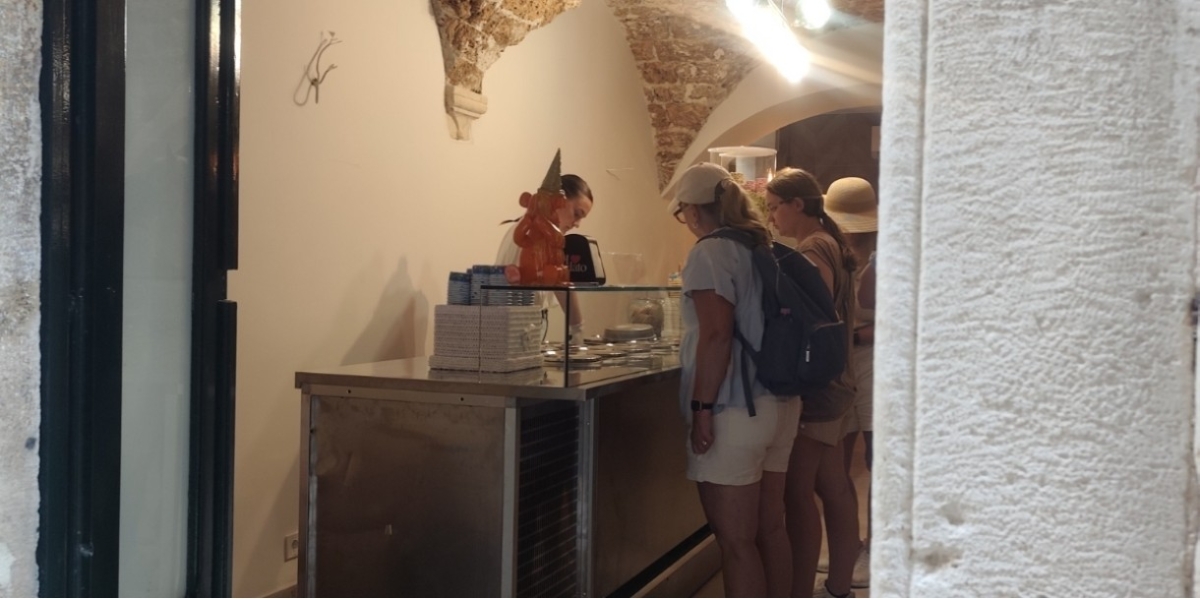 Sladoledarna otvorila terasu u staroj jezgri… ali kad vidite gdje su je smjestili, nasmijat ćete se