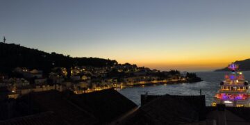 KORČULANI IZVADILI MOBITELE Stigao Pelorus, 115-metarska superjahta burne milijarderske prošlosti