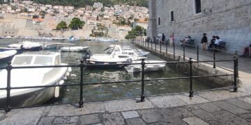 OGRADA NA PESKARIJI Dobra ideja ili nemoguća misija, da se pita turiste…