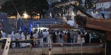 U molitvi i pjesmi: Tradicionalna procesija Gospe od Porata stigla u gradsku luku