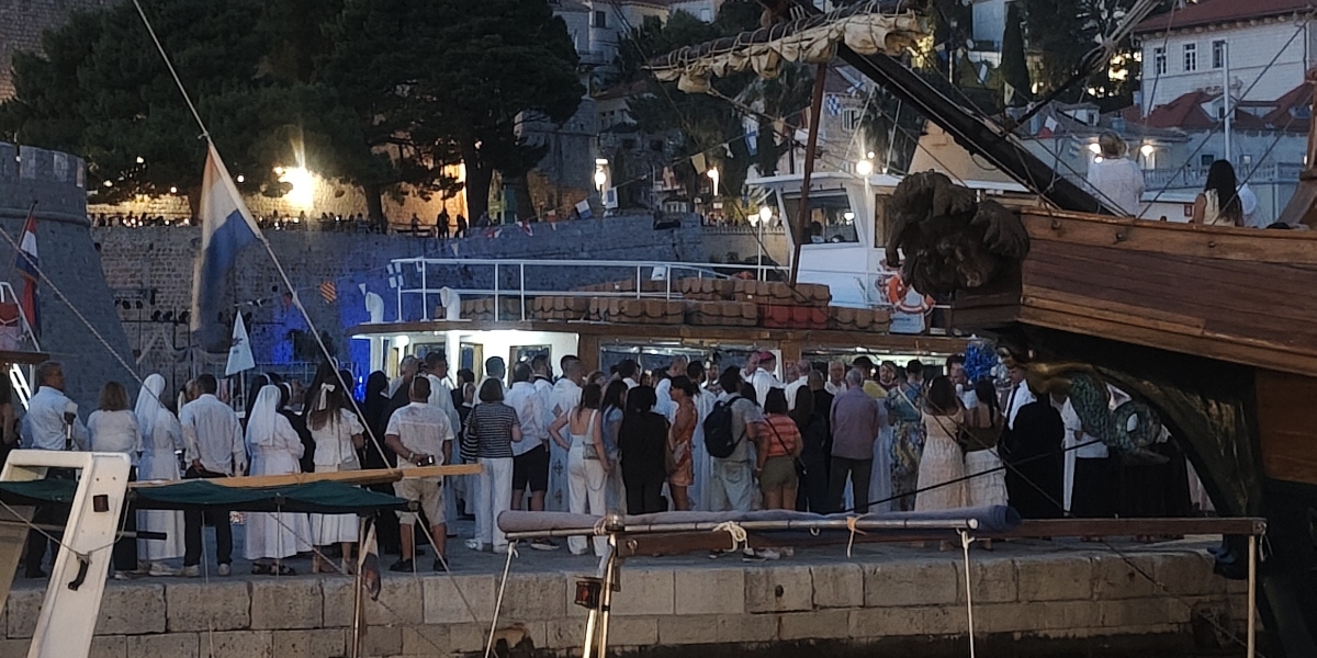 U molitvi i pjesmi: Tradicionalna procesija Gospe od Porata stigla u gradsku luku