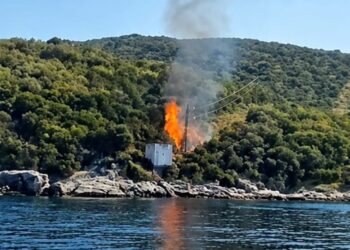 GORI NA OTOKU Zapalila se trafostanica, požar se proširio, nema ni struje, stigla pomoć iz zraka