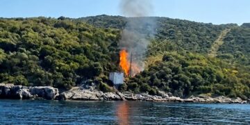 GORI NA OTOKU Zapalila se trafostanica, požar se proširio, nema ni struje, stigla pomoć iz zraka