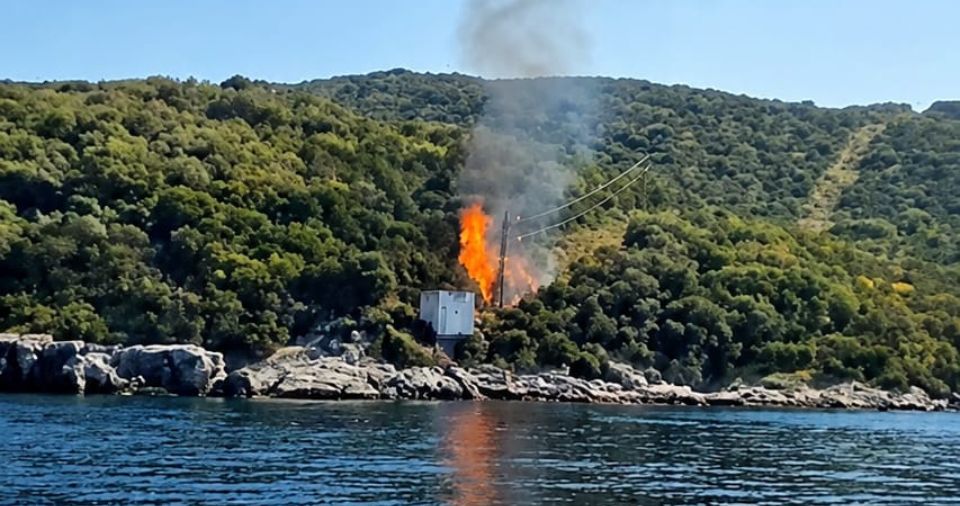 GORI NA OTOKU Zapalila se trafostanica, požar se proširio, nema ni struje, stigla pomoć iz zraka