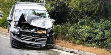 IZVUČEN IZ AUTOMOBILA Po unesrećenog na Korčulu stigao helikopter HMS-a, prevezen je u Split