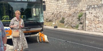 SUDAR AUTOBUSA I MOTORA Cesta zatvorena za promet