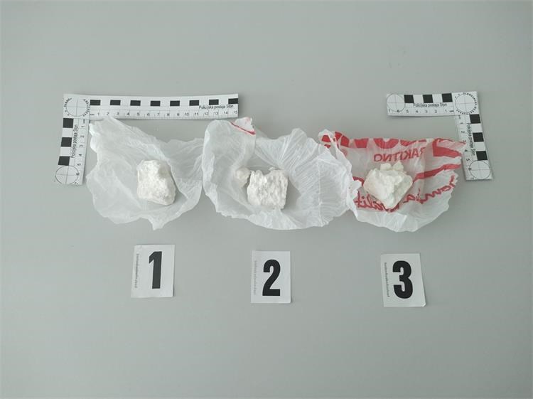Policija u jednom danu pronašla drogu kod osam osoba: Uhićenja u Opuzenu, Metkoviću, Pločama i na granici