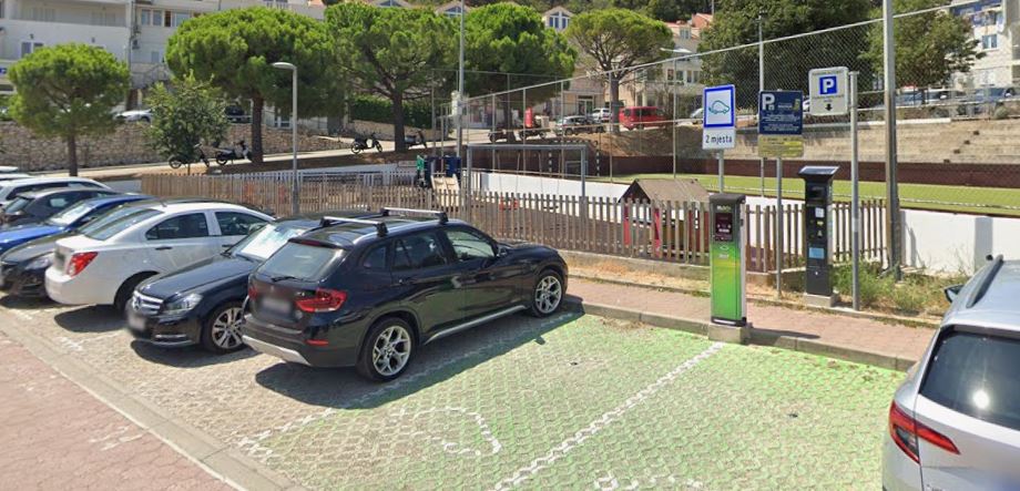 Prizor koji je zgrozio majku u Hladnici: Pseći izmet na dječjem toboganu