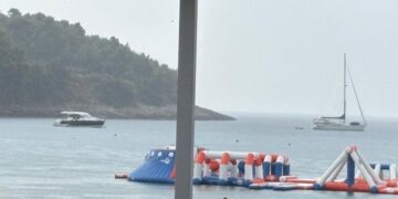 [VIDEO] Pogledajte ovu atmosferu i “tuširanje” na jednoj od najljepših plaža Jadrana