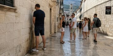 Mokrio u Dubrovniku na ulici s otkrivenim spolovilom, kaznu platio šamarom i uhićenjem