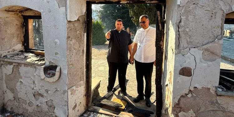 FOTO: Biskup obišao požarište na Pelješcu i izgorjelu crkvu u Potomju
