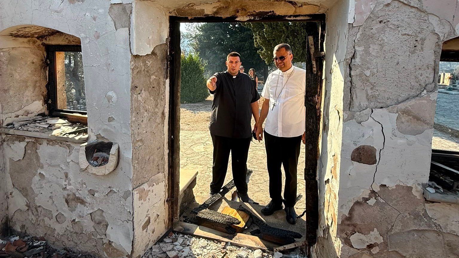 FOTO: Biskup obišao požarište na Pelješcu i izgorjelu crkvu u Potomju