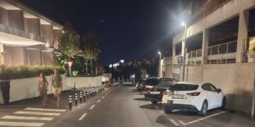 Građani upozoravaju na problem s parkiranjem ispred Argentine: „Svako auto izlazi iz gabarita parkinga“