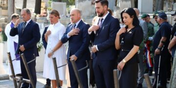 Povodom Dana pobjede i domovinske zahvalnosti i Dana hrvatskih branitelja položeni vijenci na Boninovu i Vjetrenom mlinu