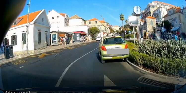 [VIDEO] Umalo pregazio radnika Vrtlara, teturao ulicom i vozio preko trotoara