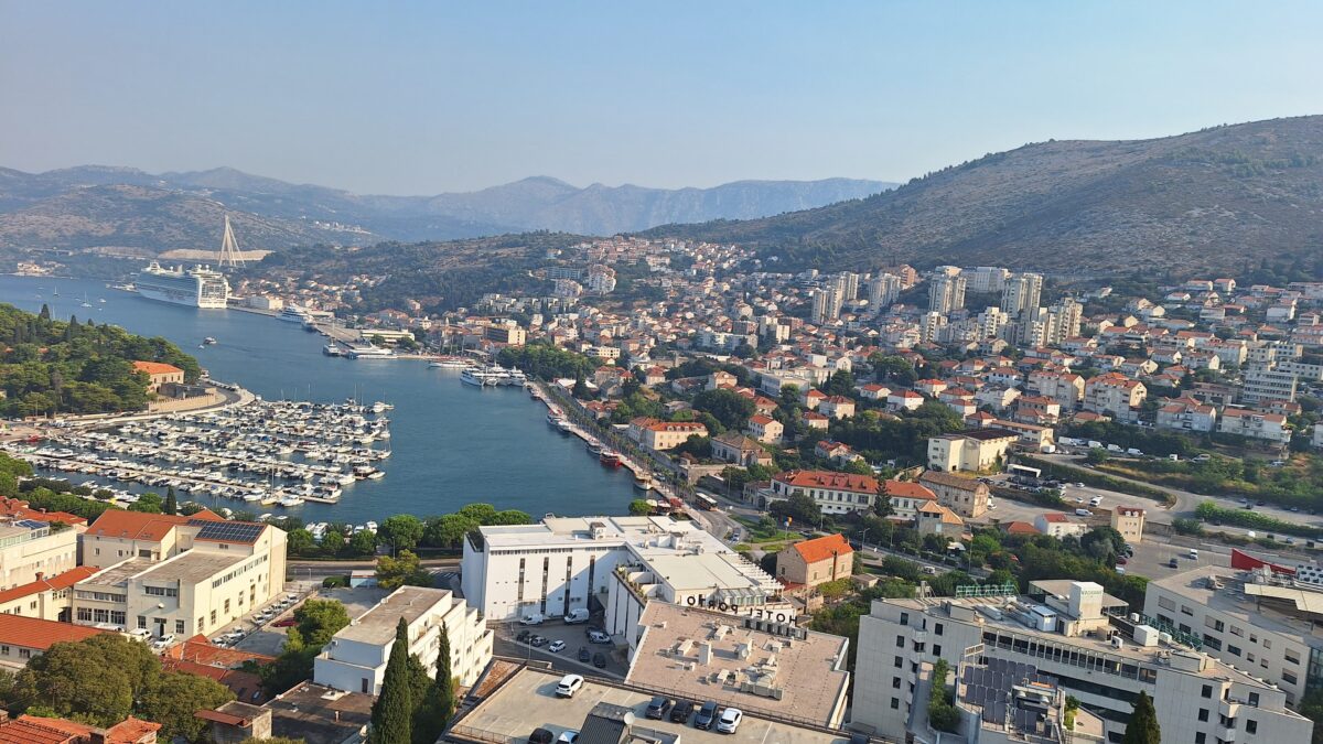 Dubrovnik se probudio pod dimom: Snažan miris paljevine širi se gradom, vatrogasci otkrili uzrok