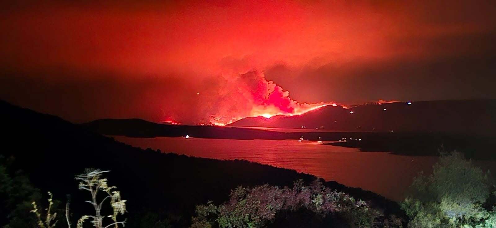 Požar na Braču i dalje aktivan: Nakon teške noći situacija je bolja, dio građana i turista izmješten iz Osibove