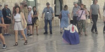 Mala dama ukrala show: Pogledi su bili samo za nju, a prošetala je u hanboku!